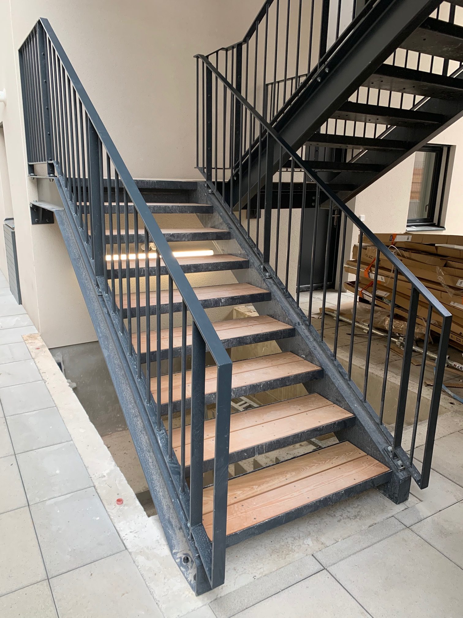 Escaliers garde-corps métalliques avec marches en bois