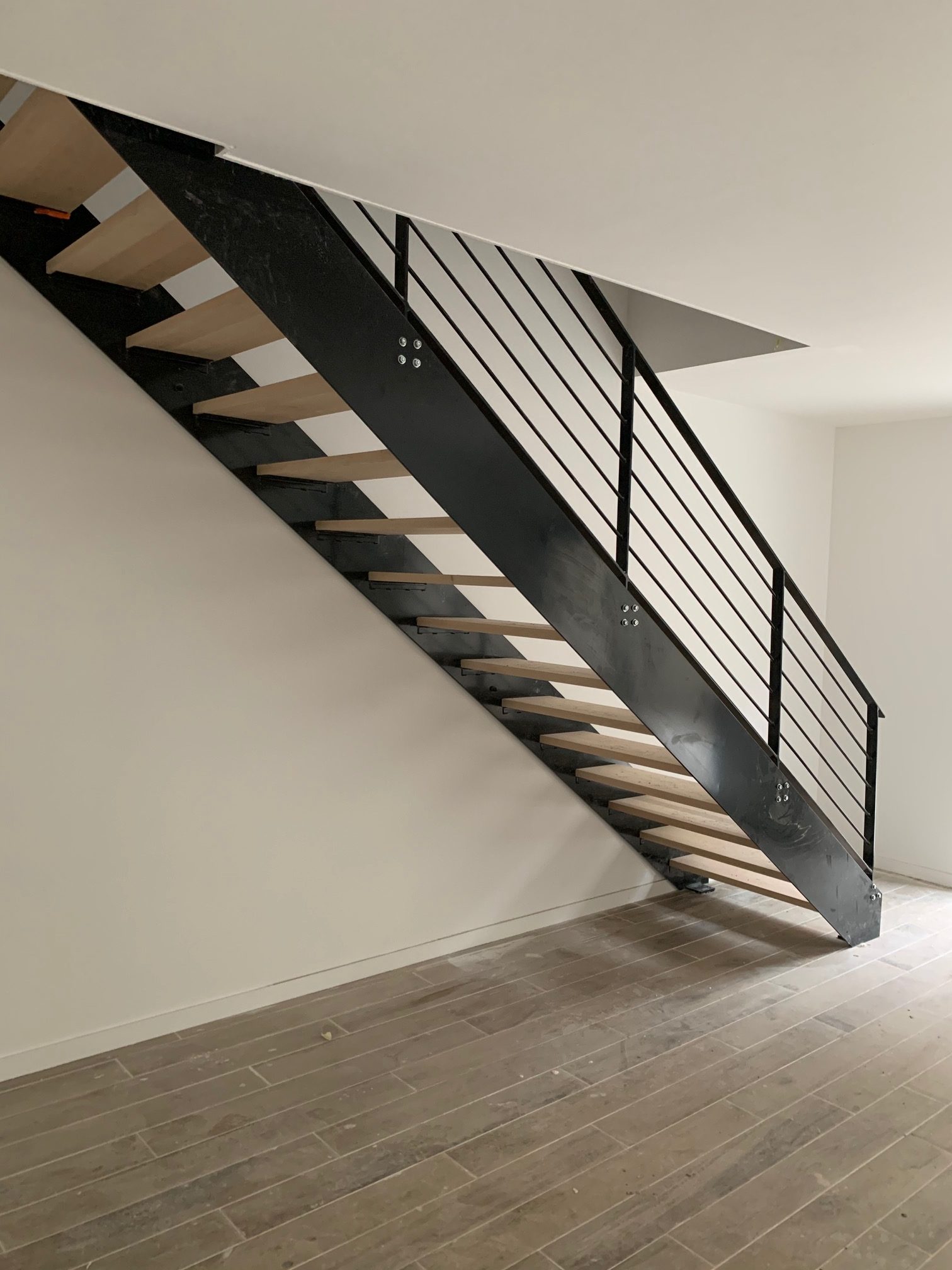 Escalier métallique garde-corps horizontaux avec marches en bois