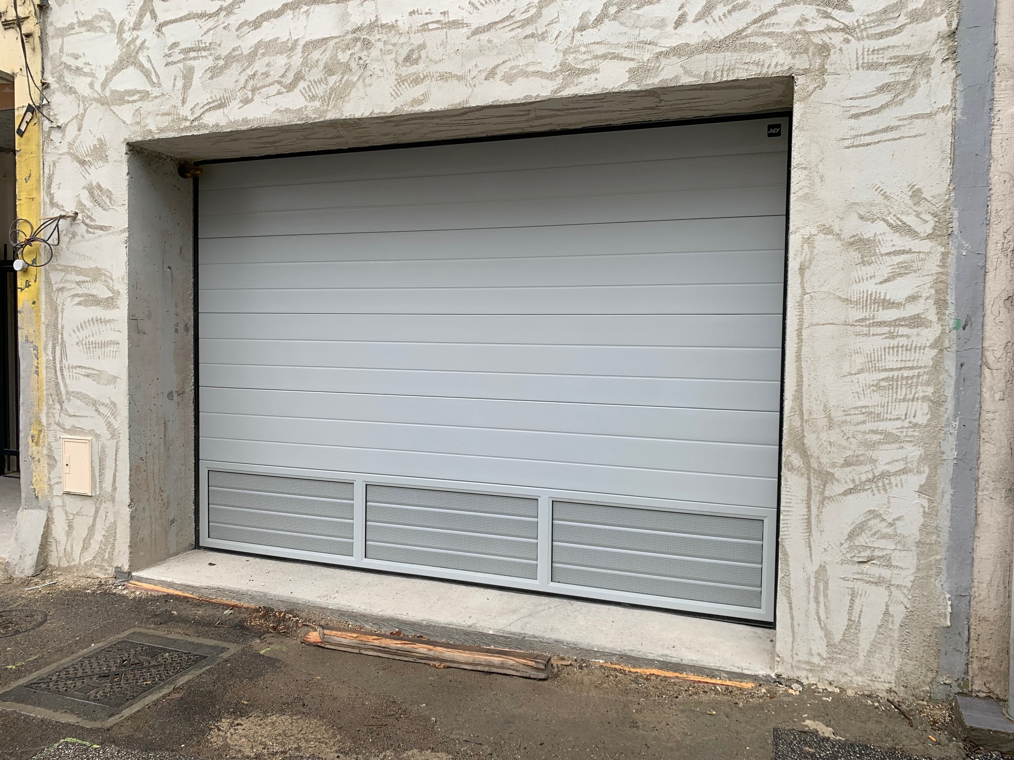 Porte de garage sectionnelle avec ventilations normes collectives